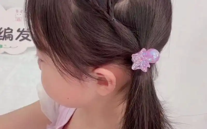 小女孩上学,这样编2个爱心发型,简单又可爱,手残党也能学会