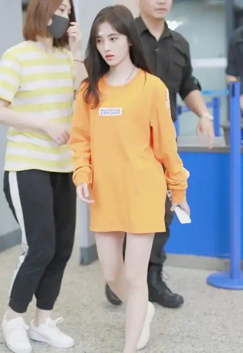 鞠婧祎游客照这么好看,穿格子吊带裙秒变初恋,不p图这么能打?