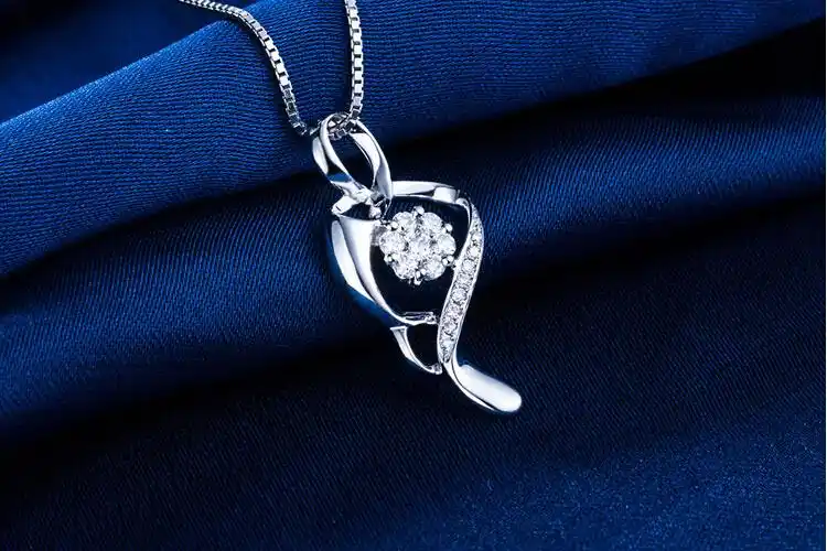 周六福珠宝白18k金女款钻石吊坠_珠宝图片