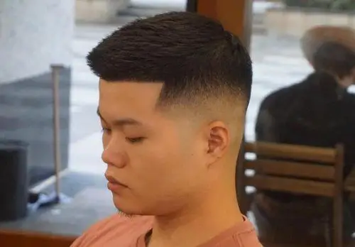 与上面几款男生显瘦剃两边短发相比,这款男生发型的定位烫痕迹十分不