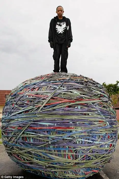 美国男子制成世界上最大的橡皮筋球重3.7吨(组图)