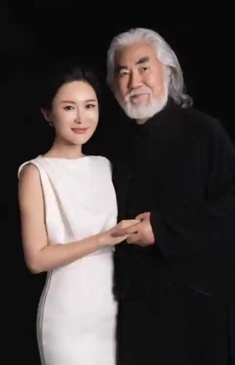 张纪中晒一家五口混血儿子不像爹生母成谜与继母杜星霖感情好