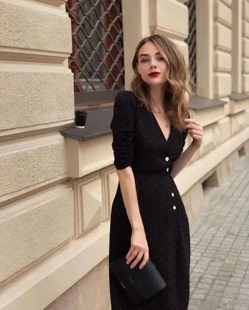 但是黑色的连衣裙仍然非常的受欢迎,也是法式风格当中非常有代表性的