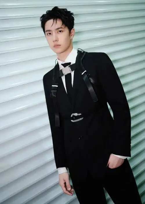 王一博街舞西装背带造型#这就是街舞5队长微电影王一博新造型96