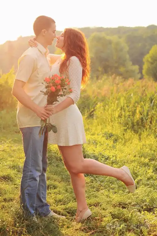 在田野里拥抱几个年轻的爱人