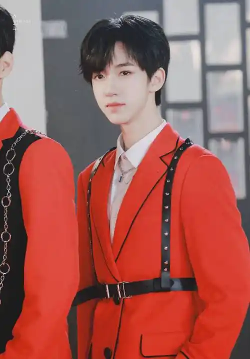 红色 | 白色 | 舞台 | 要你管推荐博主:@三日雨·贺峻霖微博链接:三日