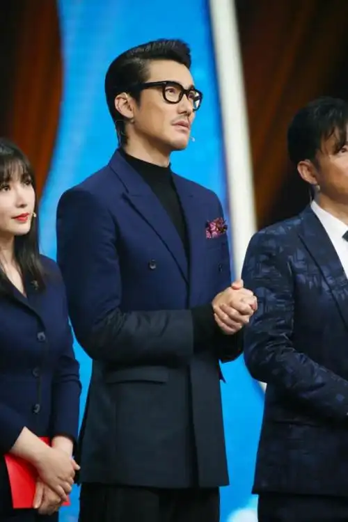 胡兵个人资料49岁胡兵自夸身材