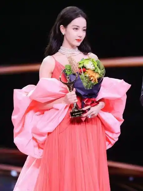 迪丽热巴对邓超说好久不见#微博之夜邓超上台为迪丽热巴颁奖,热巴