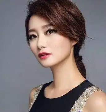 她和陈乔恩一起出道,王子变青蛙的女二,现在却饰演