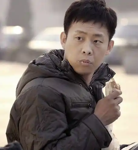 曾因长得太丑被嫌弃,40岁的他已成影帝,还娶了央视主持为老婆