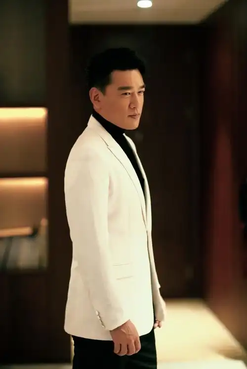 王耀庆白色西装帅气写真69