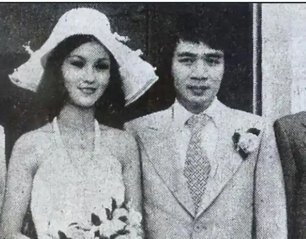 赵雅芝和黄汉伟是在父母的介绍下认识的,两人交往后,她觉得黄汉伟是个