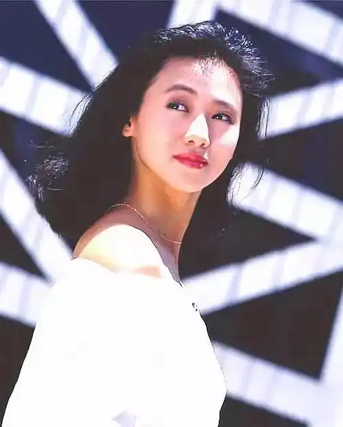 看倦了当红小花的锥子脸,港片"艳星"的姿色,你还记得吗?