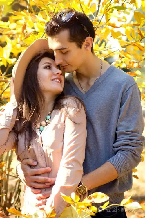 幸福的情侣拥抱秋天背景