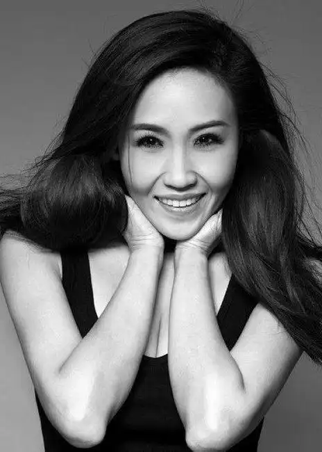 张微微最新写真曝光 典雅自信气场十足(图5)