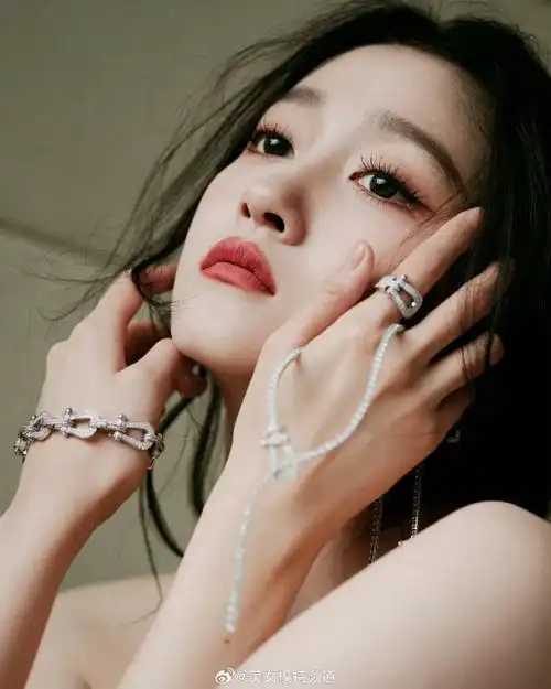 关晓彤红唇黑裙好白好瘦长腿好美