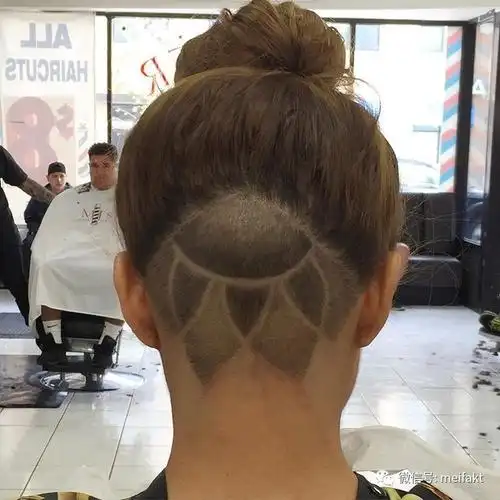 把头发扎起来,推掉,刻一朵花!