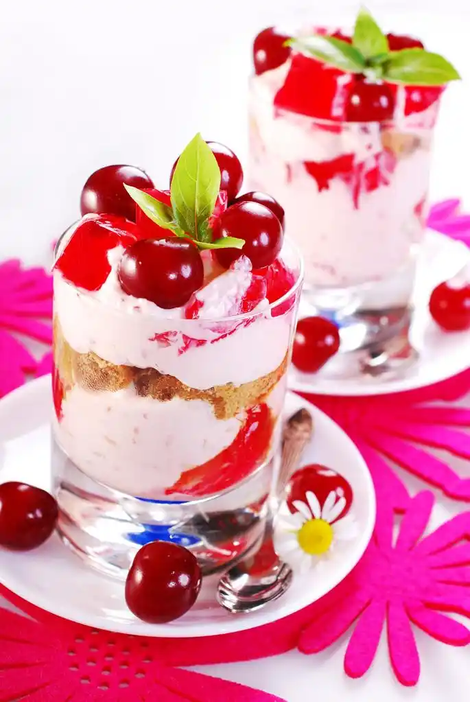 樱桃点心奶油和果冻