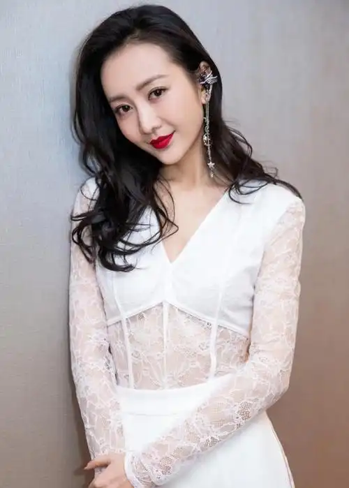 35岁王鸥"空窗"已三年,曾拍的《男人装》封面照