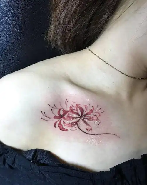 彼岸花纹身图片_胸部水彩纹身图案
