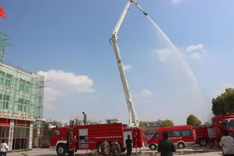 云南保山隆阳25米举高喷射消防车荣耀服役