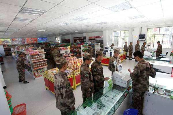 军人服务社:士兵发了津贴,都会到这转悠一趟,每一代军人的记忆