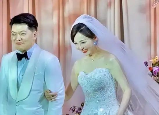 主持人余声承认离婚独自携子替父庆生