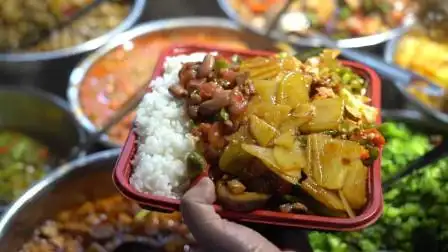 民间街头15元任吃的盒饭,打工者出租车司机的最爱,到饭点拉上板凳就开