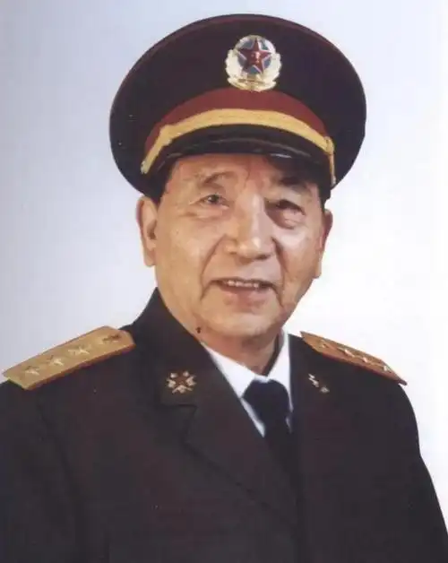 他是国防部原部长,1988年授上将衔,两个儿子和女婿皆是中将|军衔|将领