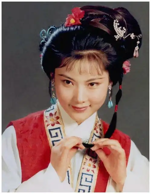 何赛飞年轻时有多美?嫁初恋结婚30年0绯闻,儿子还随她姓