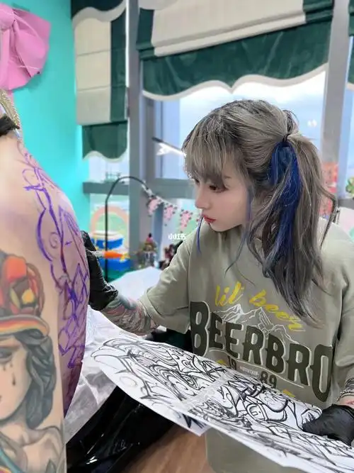 纹身师工作时的样子又拆封了一个满背