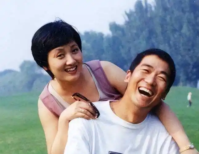 张国立:与罗秀春离婚34年,他再婚幸福甜蜜,她至今单身牵挂儿子_团里