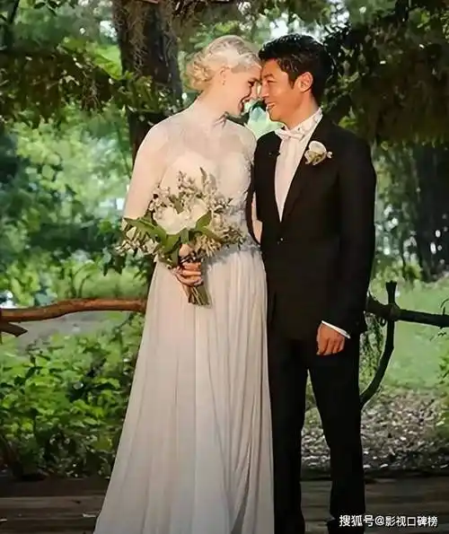 原创撒贝宁独自带两个娃外籍妻子李白没有同行镜头下显得狼狈