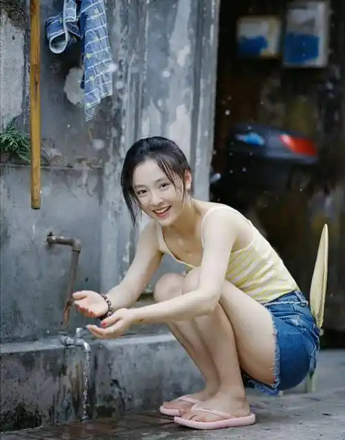 吴倩夏日小巷写真,没有刻意的打扮,好清新灵动