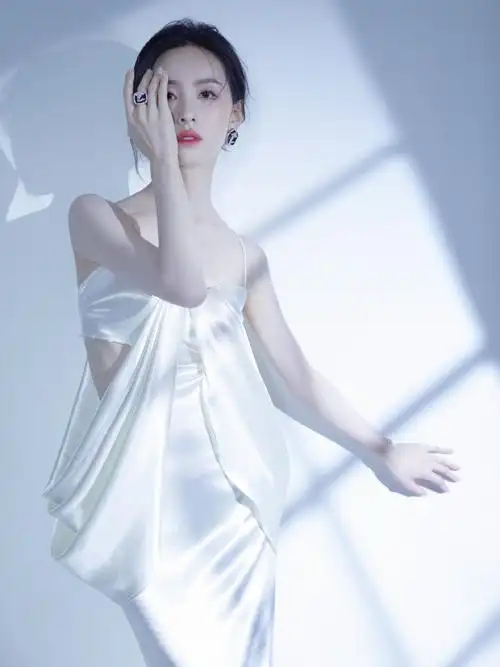 陈都灵纯白丝绸吊带裙