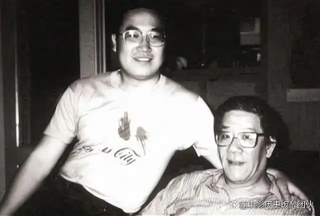 自己是正儿八经的正红旗贵族后裔,父母均毕业清华,父亲英若诚是文化界