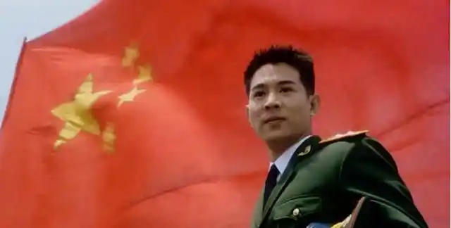 赵文卓穿上军装也是很霸气的