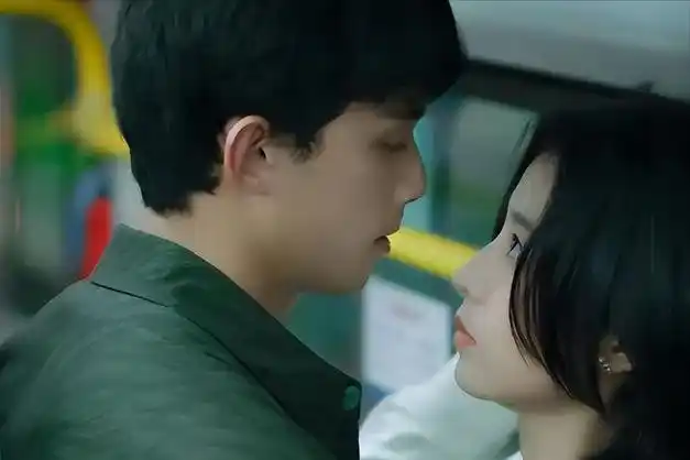 首播收视破1,吴磊令观众成功入坑,姐弟恋偶像剧有"天花板"了