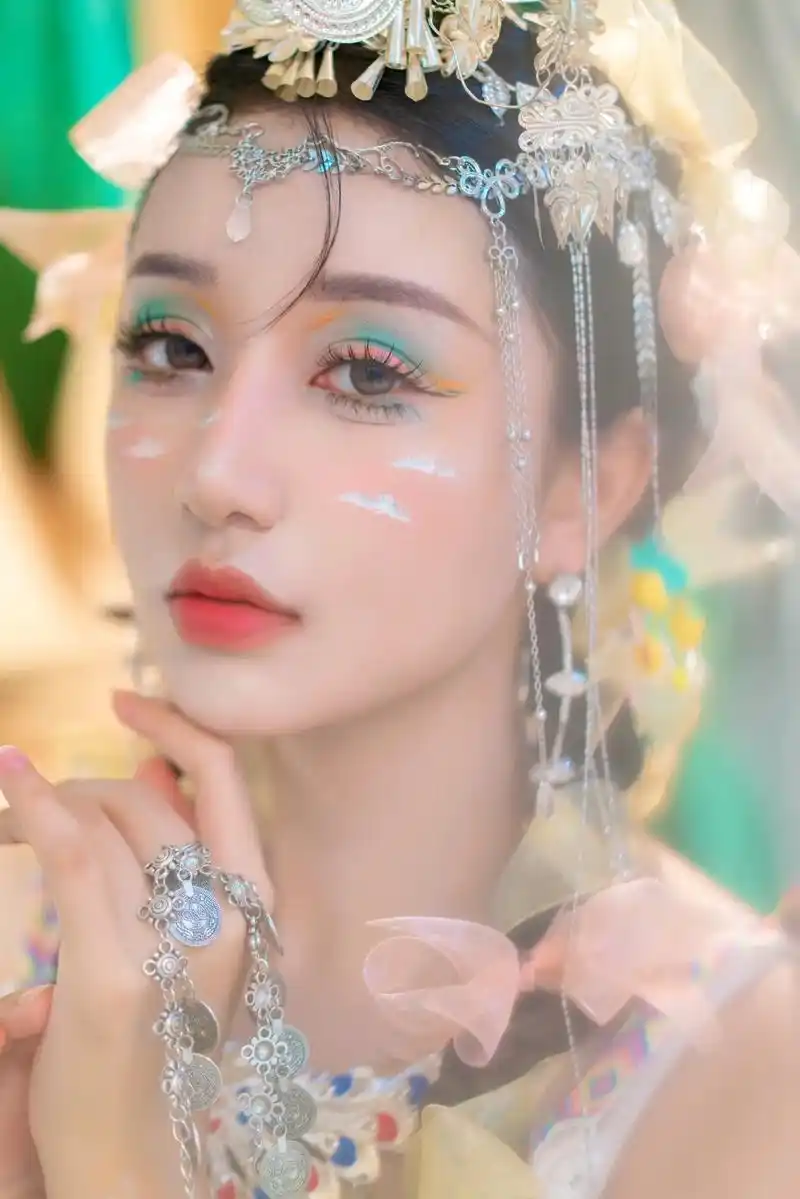 网红博主美妆课哈尼族云朵妆