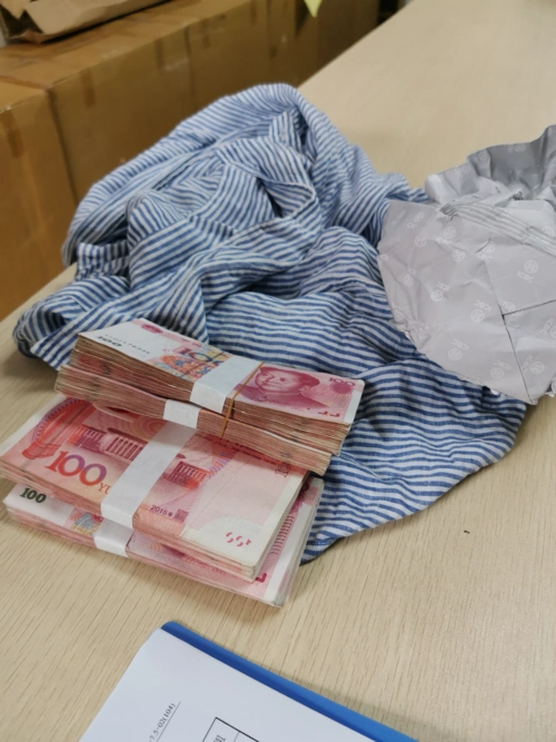 经工作人员确认,乘客遗落的物品为人民币4万元整.