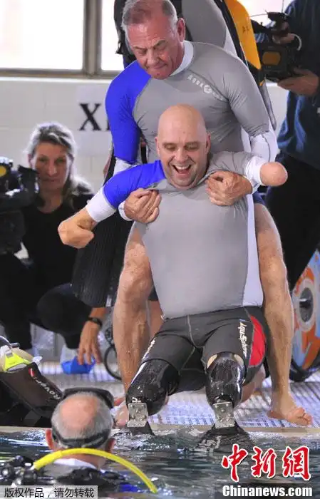 当地时间1月10日,比利时布鲁塞尔,四肢截肢的法国男子philippe