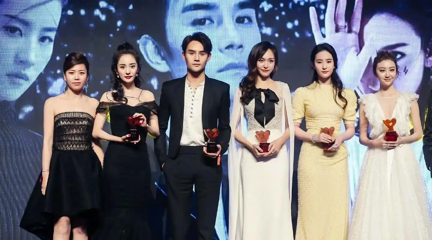 刘亦菲众明星合照!