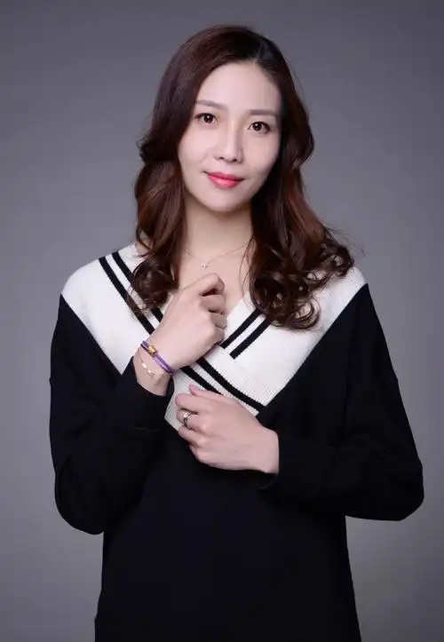 帅气逼人魏秋月黑超遮面成霸气女神