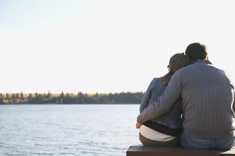 湖边拥抱的夫妻