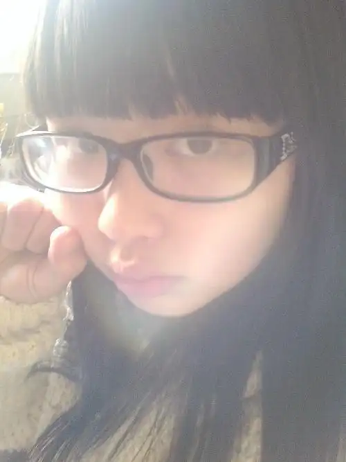 我的发型是直发,不想去剪或去做,染什么头发,怎么扎一个可爱的发型啊