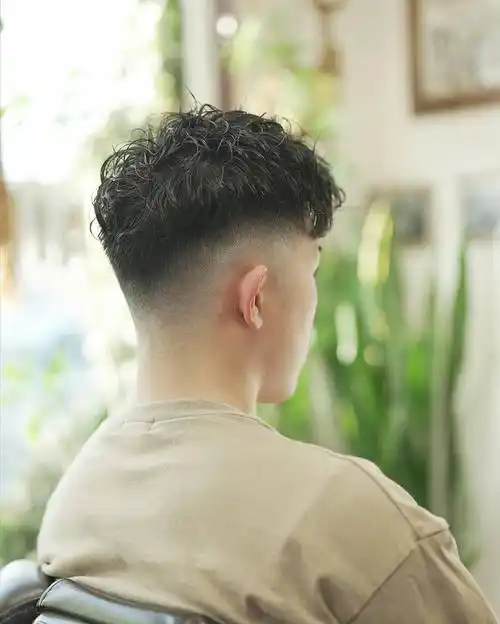 周边铲短头顶烫卷正流行,男士新选择引领潮流风尚|发型|时尚|脸型