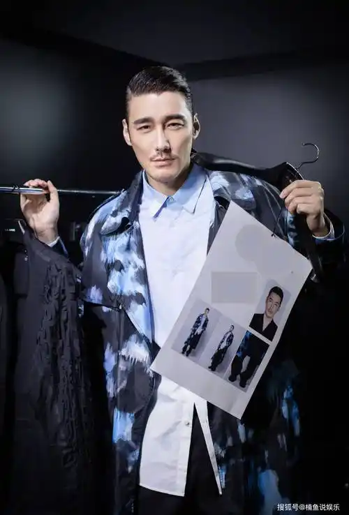 原创胡兵真是越老越帅!50岁t台走秀气场十足,堪称行走的荷尔蒙