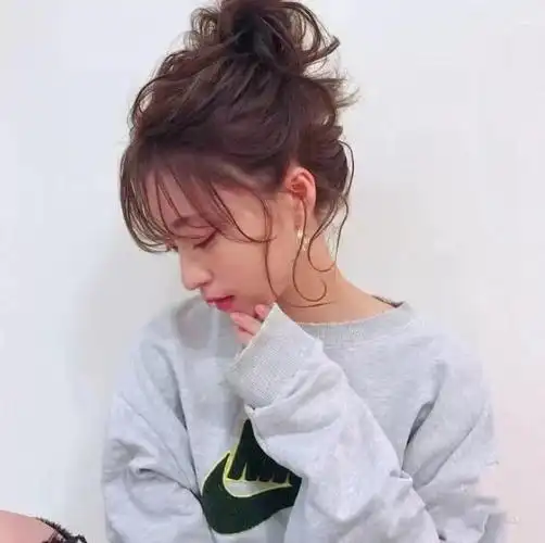 卷发怎么扎好看卷发这样扎简单又好看