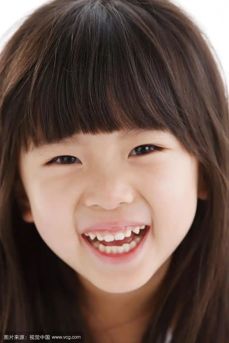 一个可爱的小女孩的笑脸
