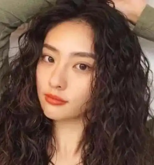 羊毛卷女2023最新款适合发量少的女孩_卷发_女生发型大全